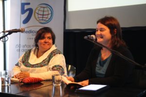 Rquel Calvo de la junta de medicusmundi bizkaia en la presentación de Maria Dolores Marroquín, de la asociación LaCuerda de Guatemala (Foto: Ecuador Etxea)