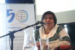 Maria Dolores Marroquín en su presentación sobre la situación de la violencia contr las mujeres en Guatemala y su reflejo en los medios de comunicación. (Foto: Ecuador Etxea)